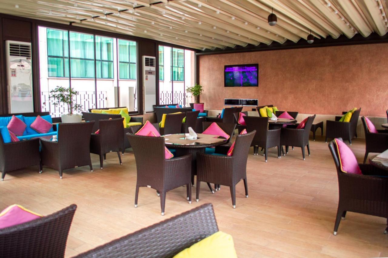 Crowne Plaza Jeddah By Ihg Hotel Exterior photo The Sky Bar