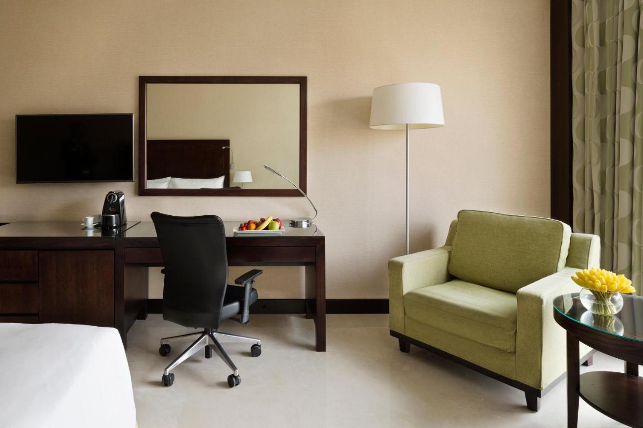 Crowne Plaza Jeddah By Ihg Hotel Exterior photo A room at the hotel