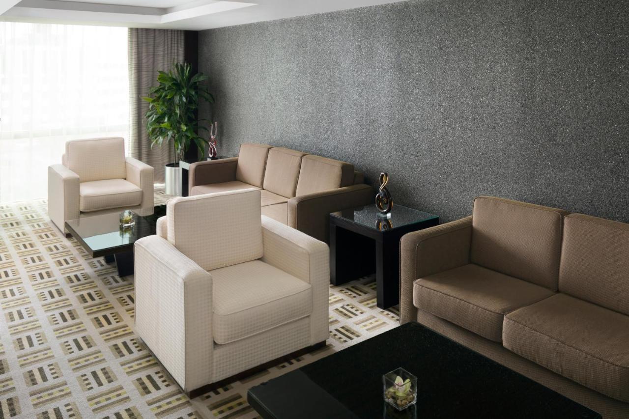 Crowne Plaza Jeddah By Ihg Hotel Exterior photo A living room with a carpet