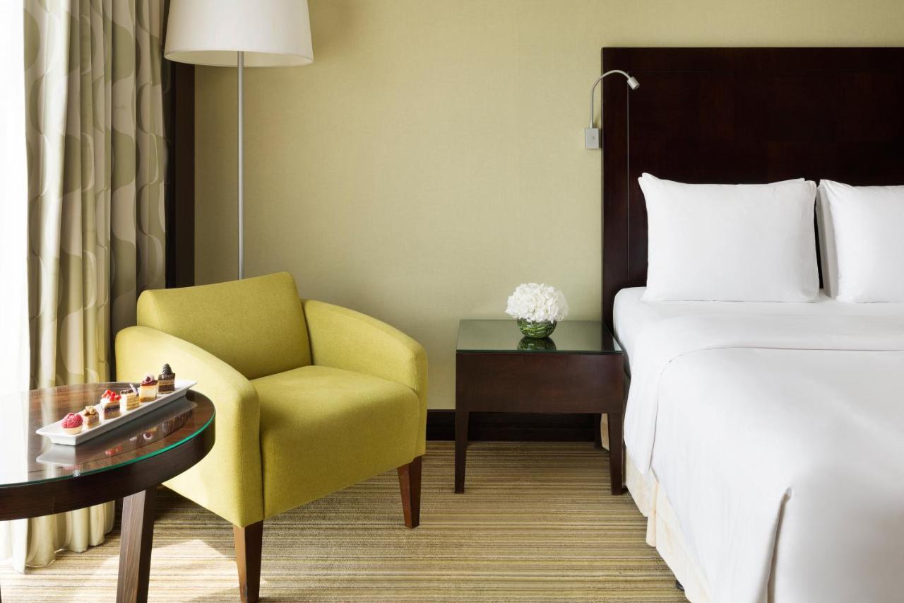 Crowne Plaza Jeddah By Ihg Hotel Exterior photo A room at the hotel