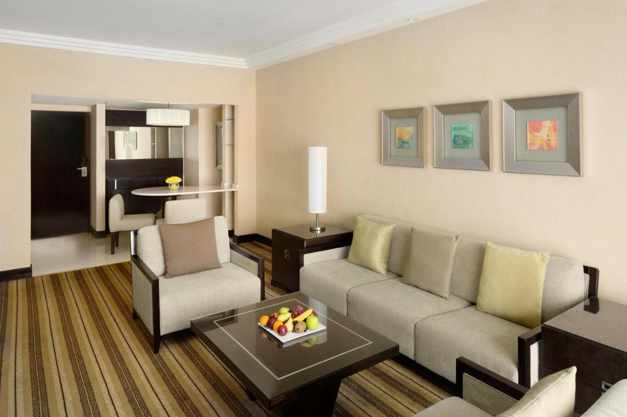 Crowne Plaza Jeddah By Ihg Hotel Exterior photo A living room