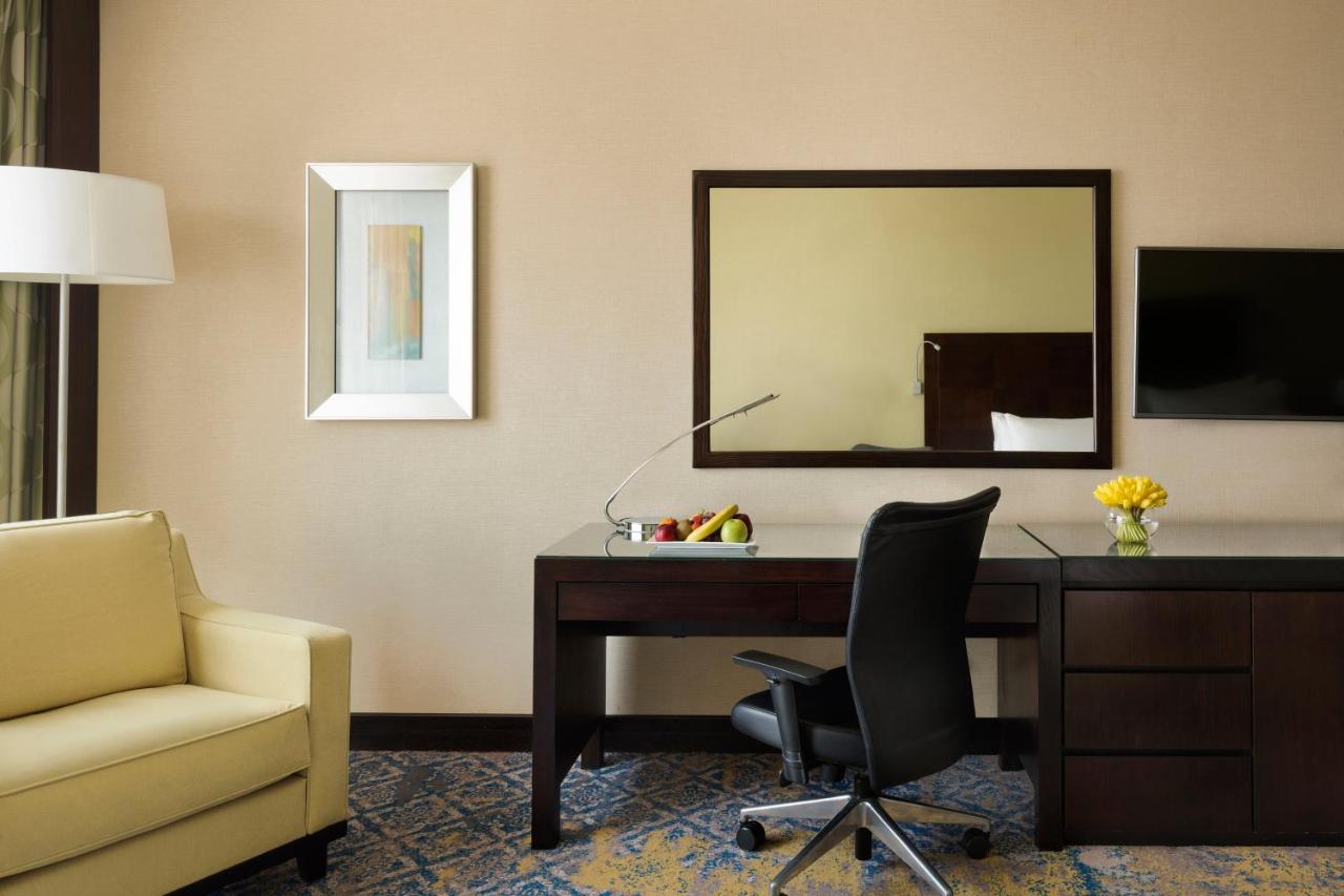 Crowne Plaza Jeddah By Ihg Hotel Exterior photo A room at the hotel