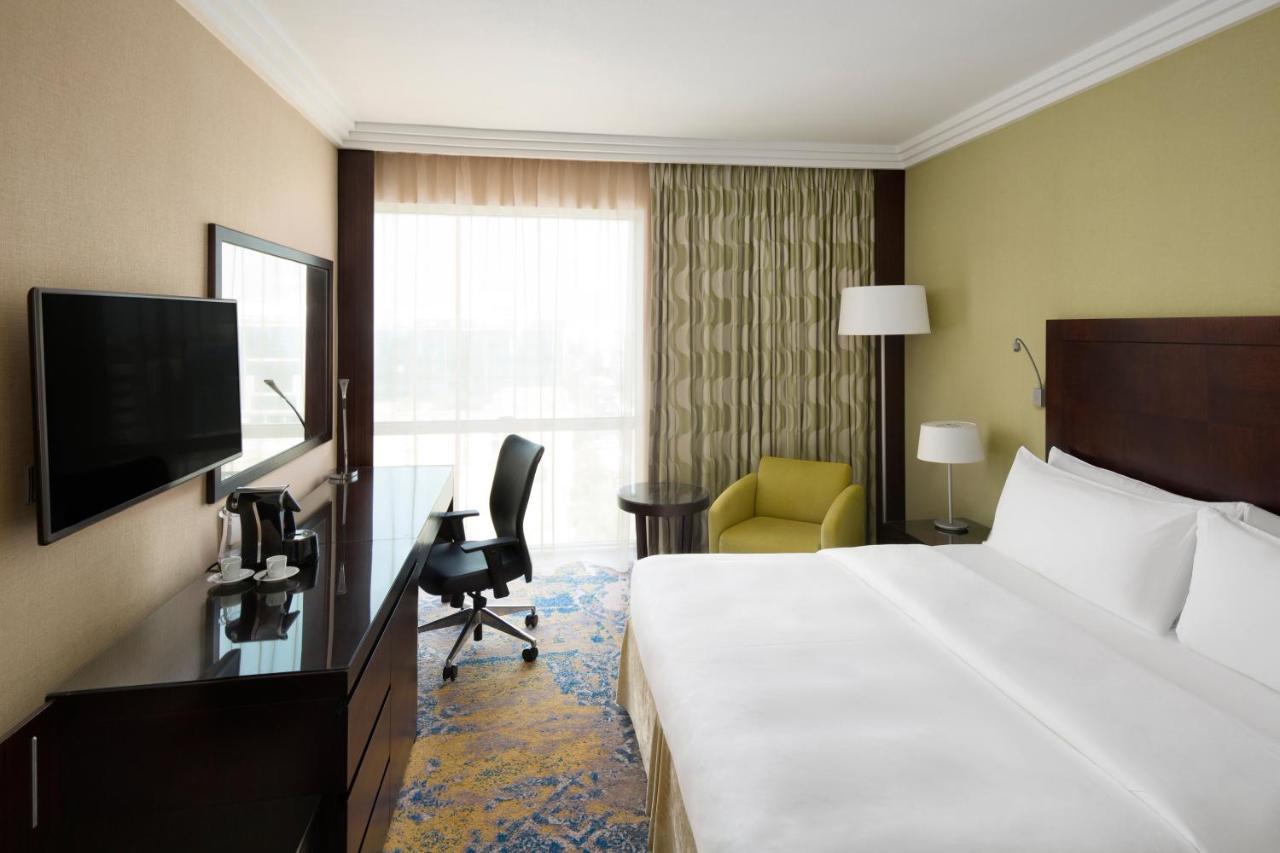 Crowne Plaza Jeddah By Ihg Hotel Exterior photo A guest room at the Hilton Garden Inn