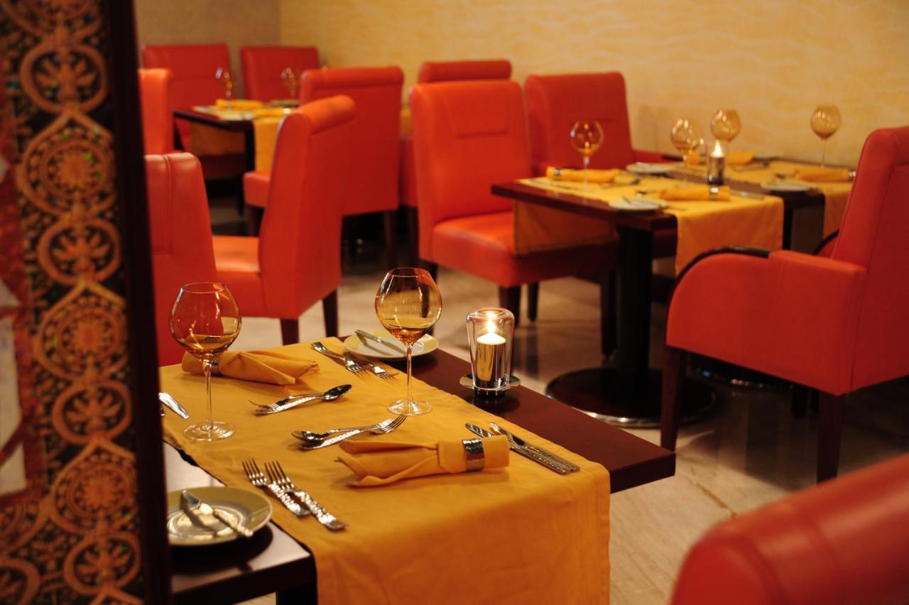 Crowne Plaza Jeddah By Ihg Hotel Exterior photo Restaurant interior