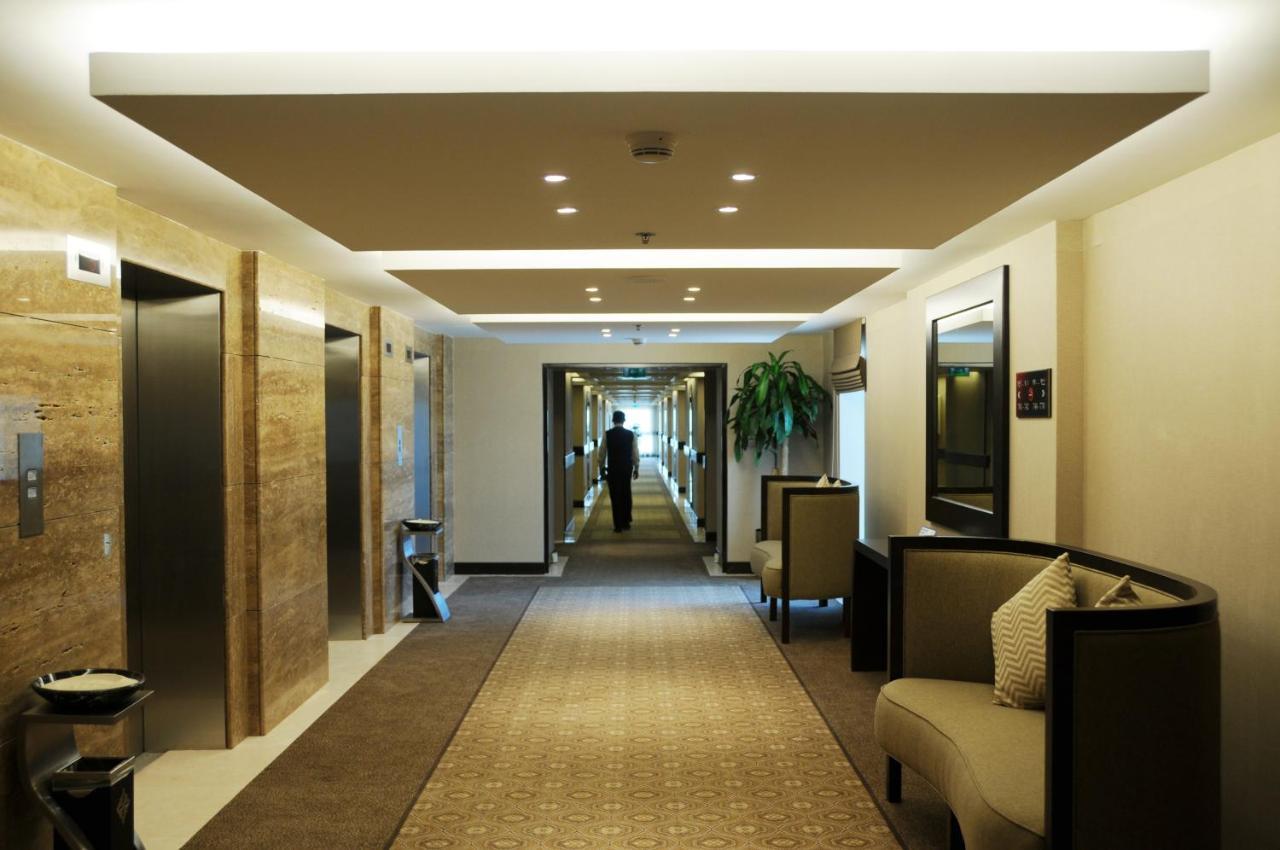 Crowne Plaza Jeddah By Ihg Hotel Exterior photo A hotel lobby