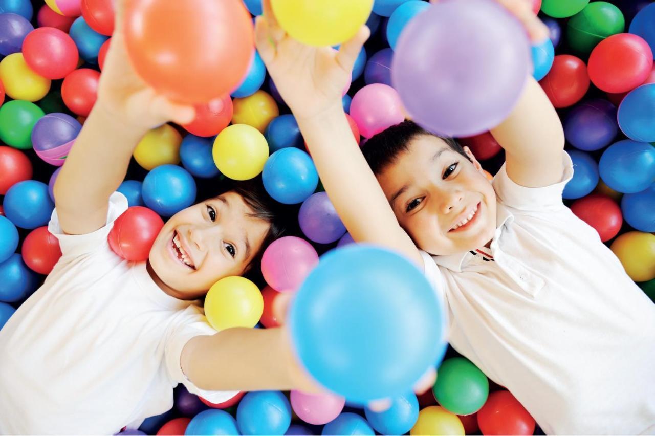 Crowne Plaza Jeddah By Ihg Hotel Exterior photo Children playing in a ball pit
