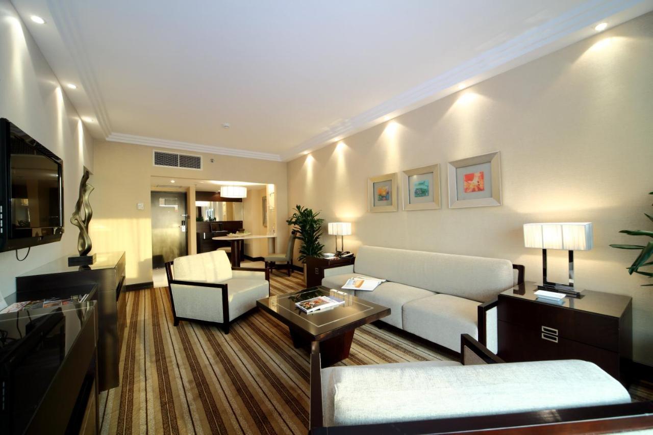 Crowne Plaza Jeddah By Ihg Hotel Exterior photo A suite at the hotel