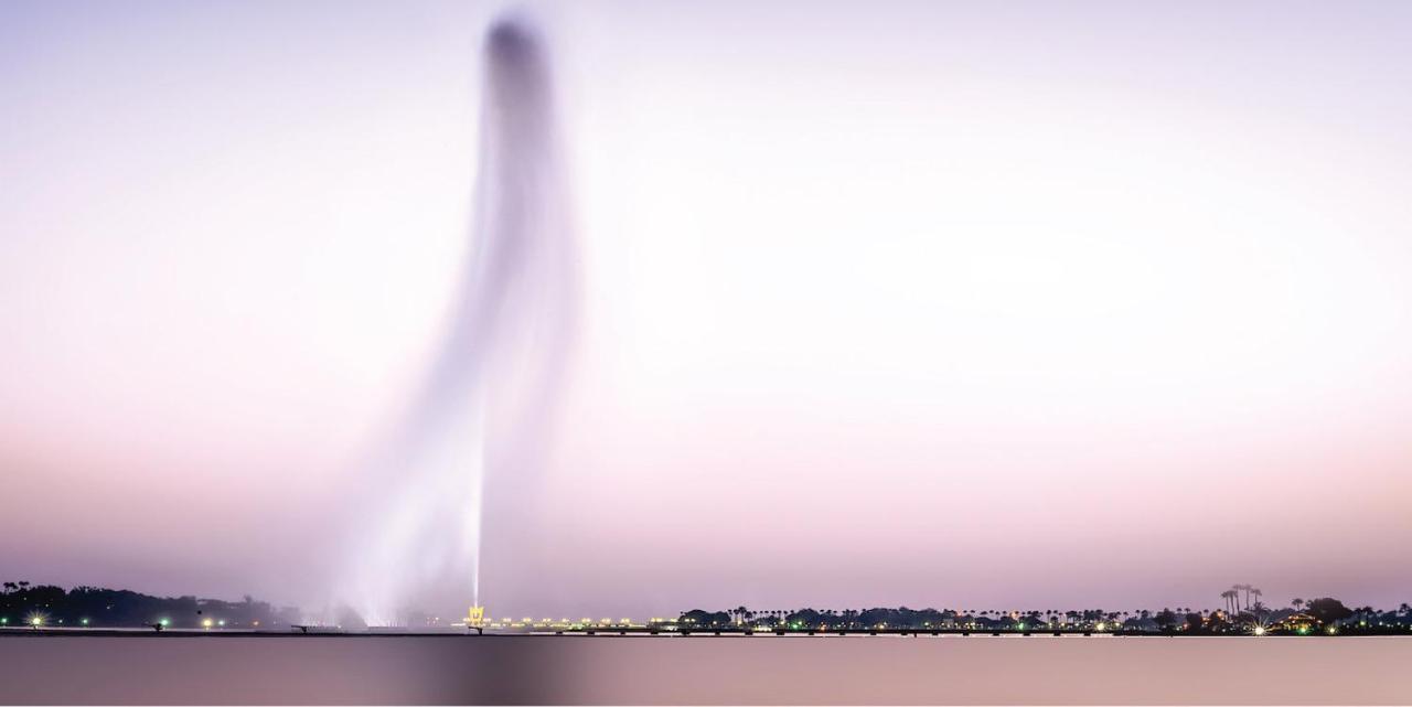 Crowne Plaza Jeddah By Ihg Hotel Exterior photo Dubai Fountain
