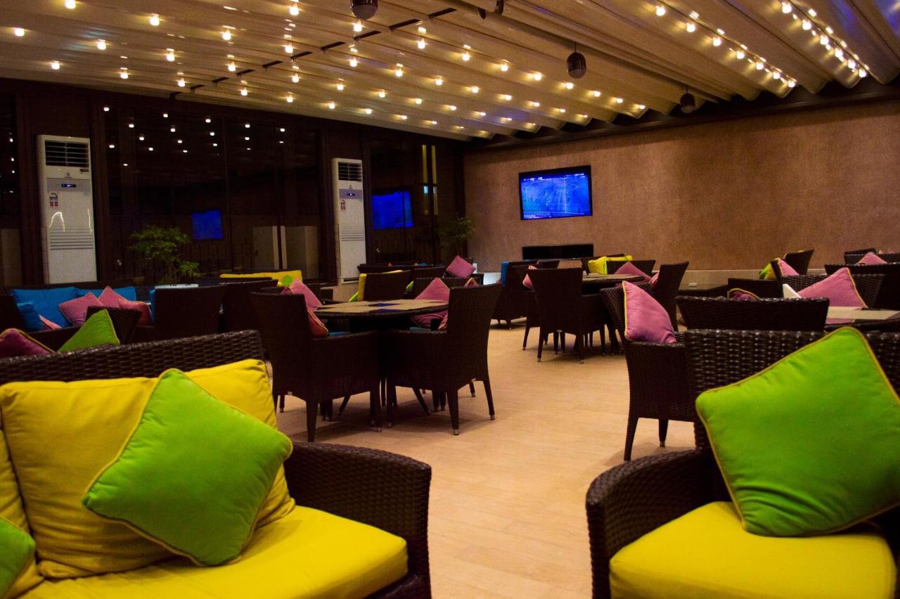 Crowne Plaza Jeddah By Ihg Hotel Exterior photo The interior of the lounge