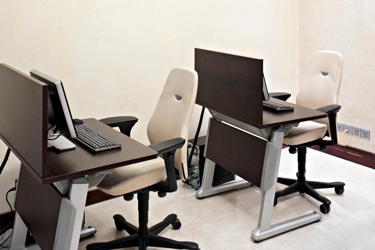 Crowne Plaza Jeddah By Ihg Hotel Exterior photo A typical computer lab