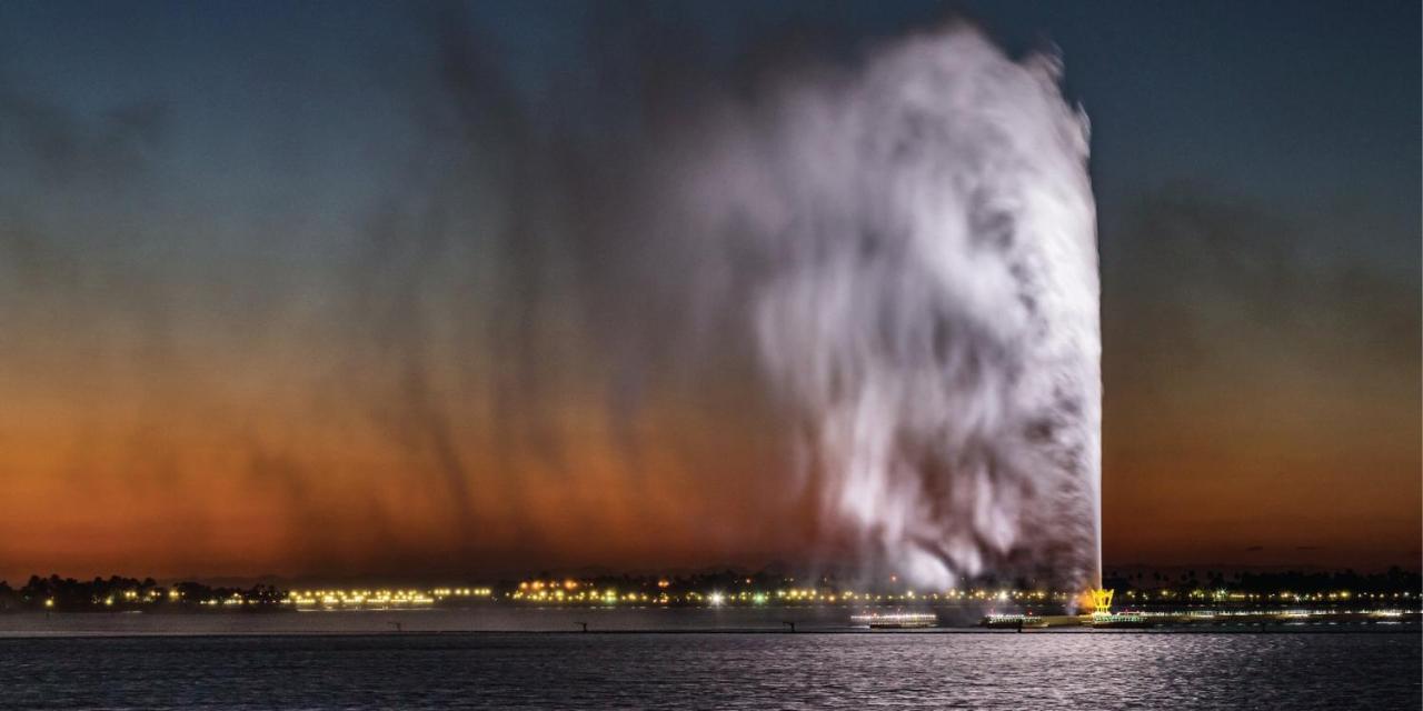 Crowne Plaza Jeddah By Ihg Hotel Exterior photo The fountain at night