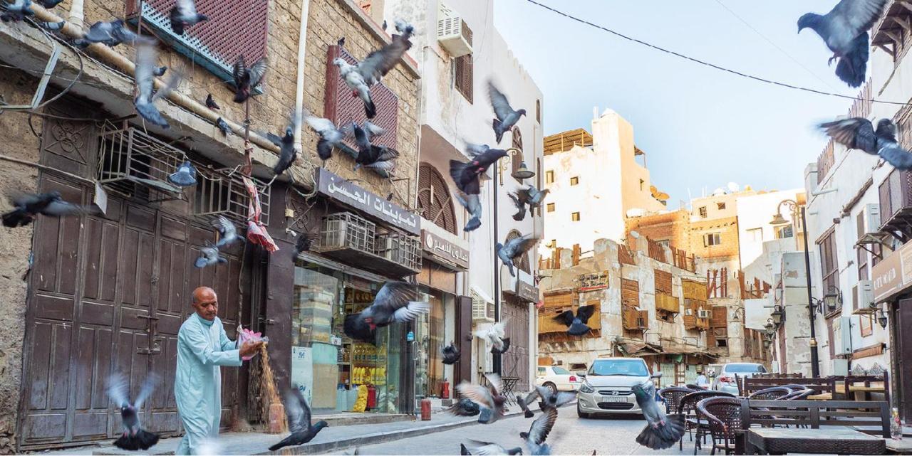 Crowne Plaza Jeddah By Ihg Hotel Exterior photo The pigeon post in Cairo