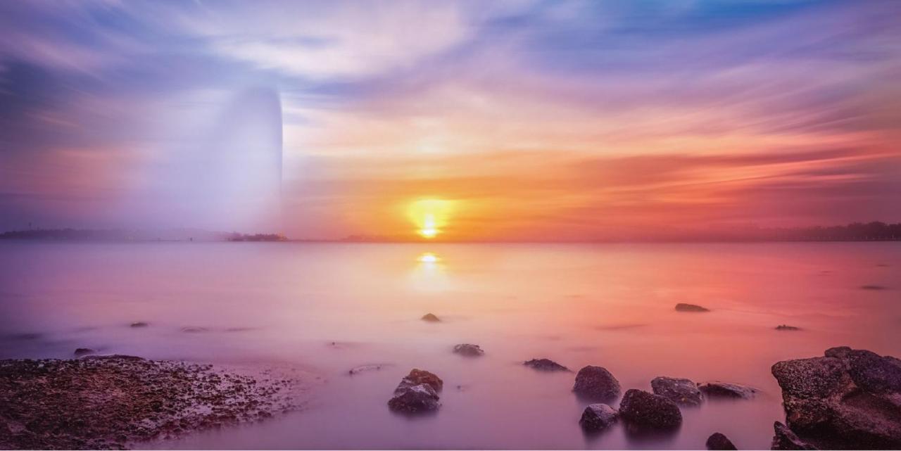 Crowne Plaza Jeddah By Ihg Hotel Exterior photo Sunset at the beach