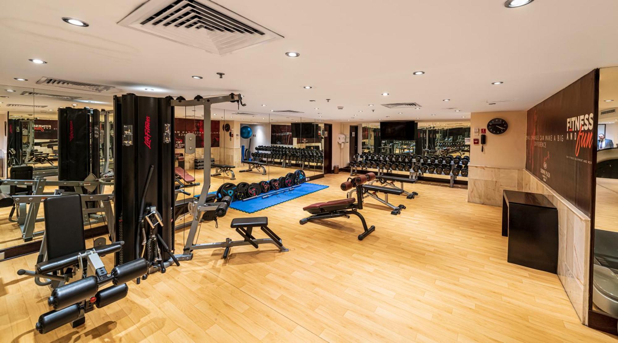 Crowne Plaza Jeddah By Ihg Hotel Exterior photo The gym at the hotel
