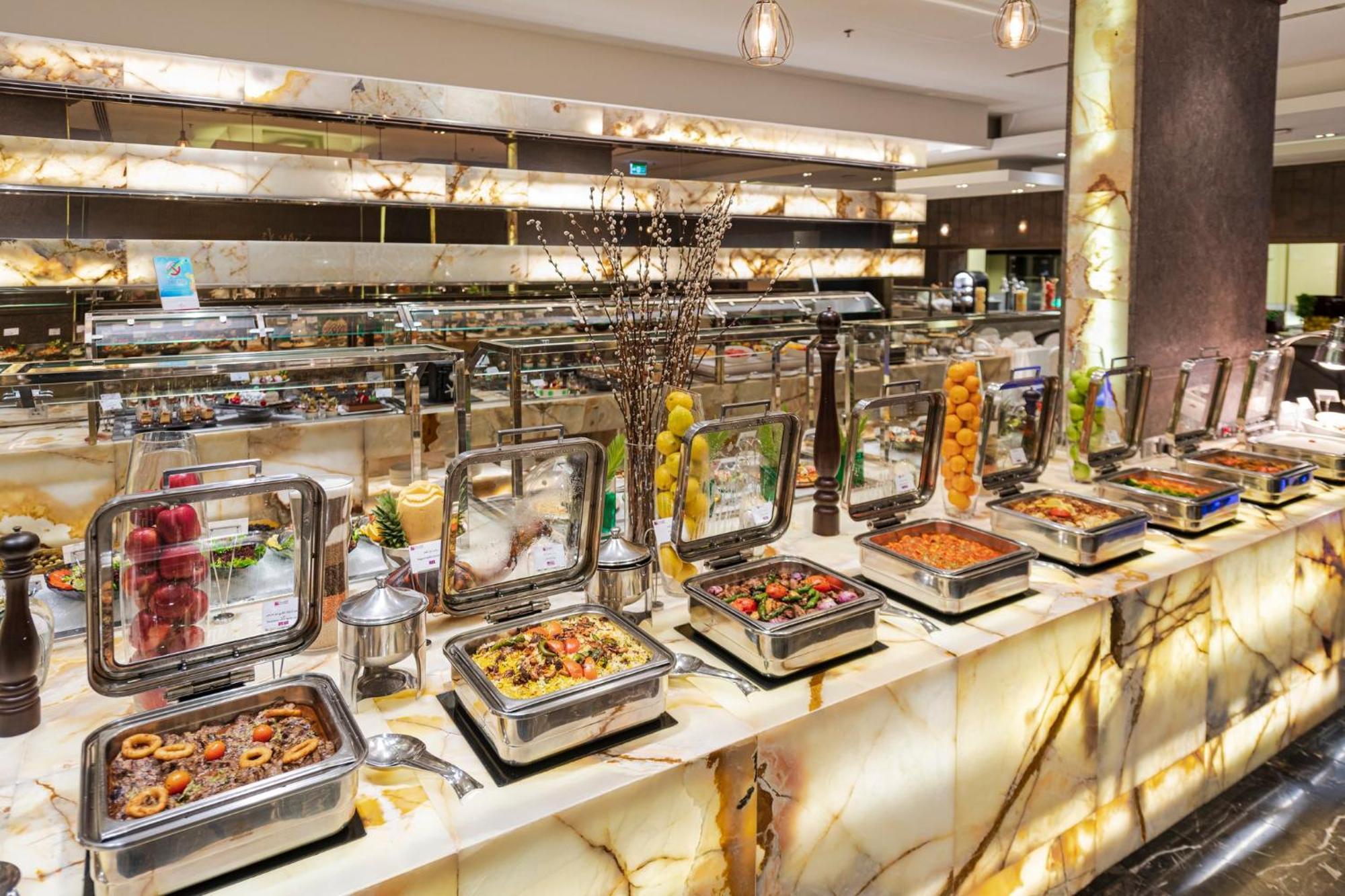 Crowne Plaza Jeddah By Ihg Hotel Exterior photo A buffet at a hotel