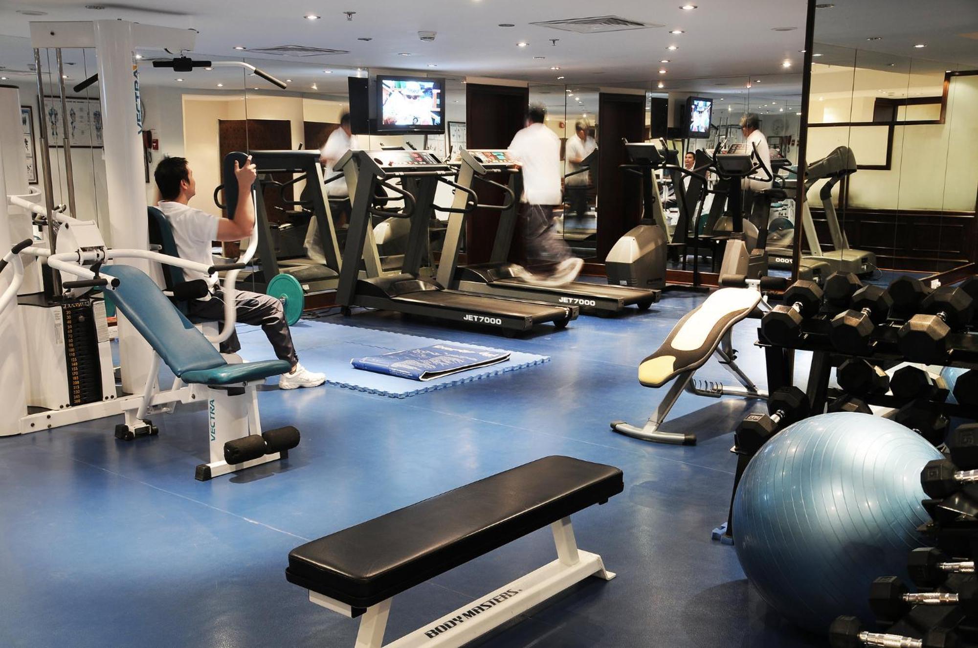 Crowne Plaza Jeddah By Ihg Hotel Exterior photo A gym in a hotel