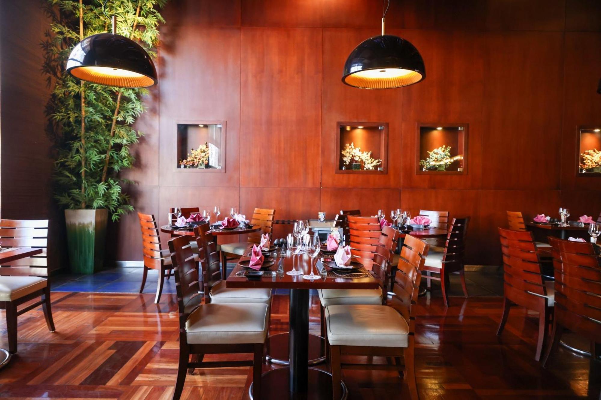 Crowne Plaza Jeddah By Ihg Hotel Exterior photo Interior of a restaurant in the United States